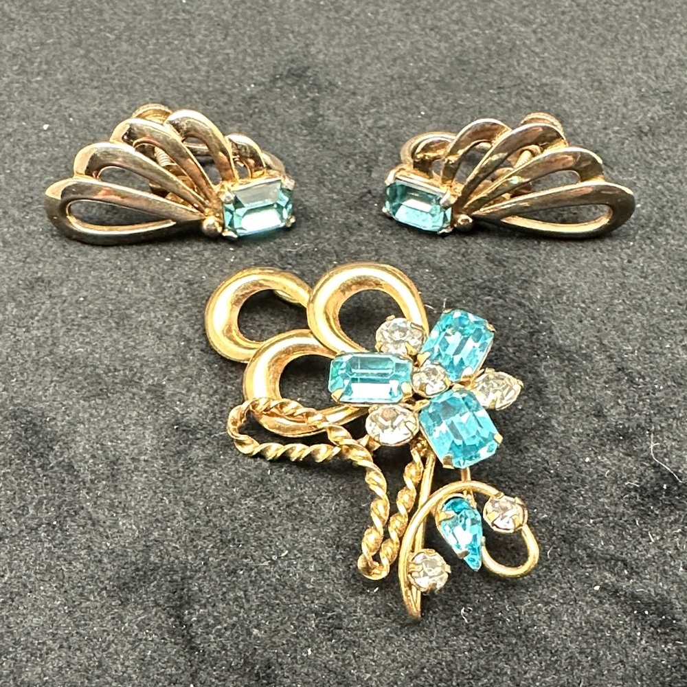 Elegant 12k gold filled, 1940’s - 1950’s, Gold and Blue Jewelry Set